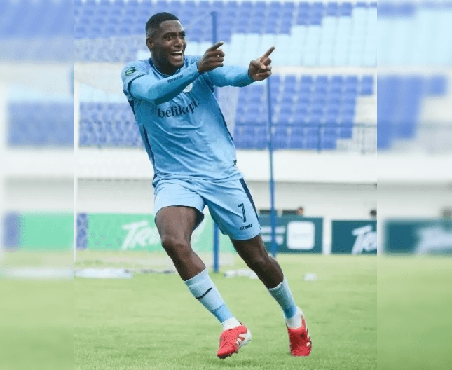 HABIS-HABISAN: Jhon Mena menjadi salah satu tumpuan saat Persela menghadapi Persipal Palu