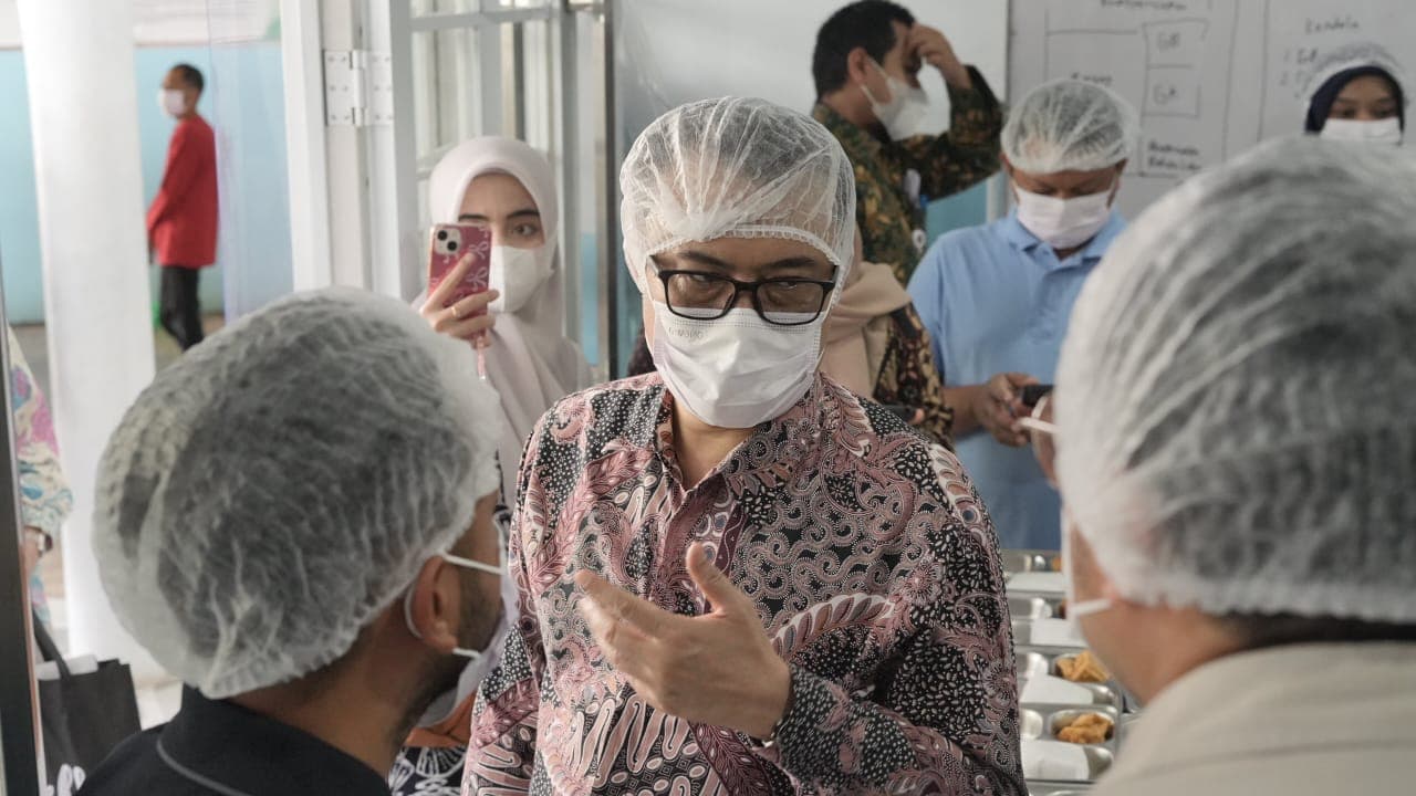 PANTAU PROGRAM: Petugas dari Badan Penyelenggara Jaminan Produk Halal (BPJPH) meninjau sejumlah SPPG untuk proses percepatan sertifikasi halal.