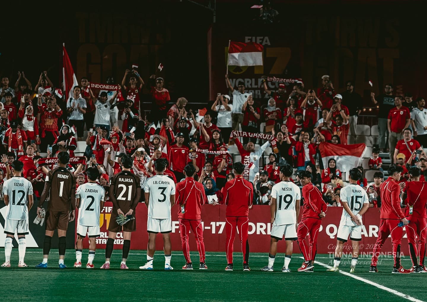 TETAP SEMANGAT: Para pemain tim Indonesia U-17 menghampiri supoter di Aspire Zone, Pitch 7, Al Rayyan, Doha, setelah dikalahkan Zambia (4/11).