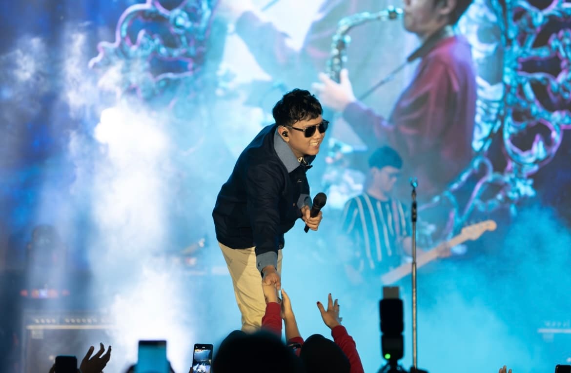 JADI MAGNET: Denny Caknan menyapa para penonton dalam gelaran Seniora memperingati Hari Pahlawan 2025 di Halaman Kantor Bupati Gresik pada Jumat (14/11) malam lalu.