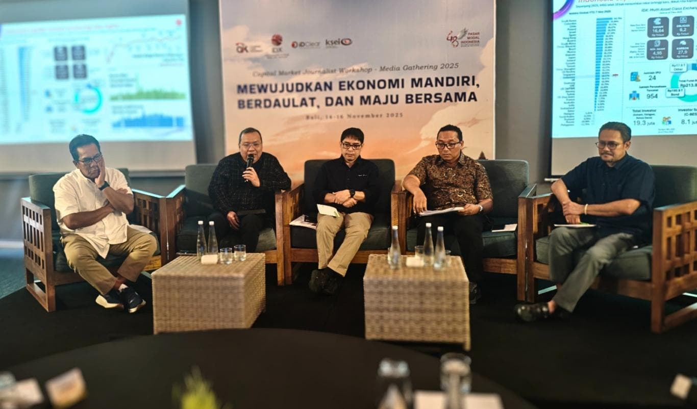 TINGKATKAN BURSA EFEK: Direktur Utama BEI Iman Rachman (dua dari kiri) memaparkan sejumlah capaian kinerja pasar modal Indonesia di Ubud, Bali.