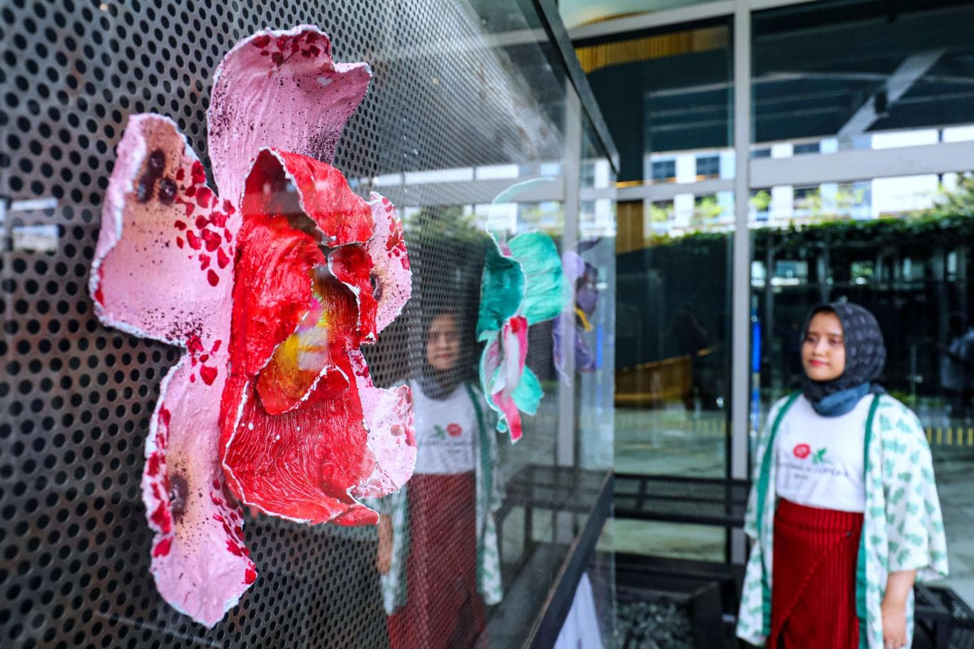 Karya Elma Lucyana berjudul Pink Cymbidium (kiri) memesona lewat tatahan yang mengalir pada bagian berbentuk layaknya kelopak dan mahkota.