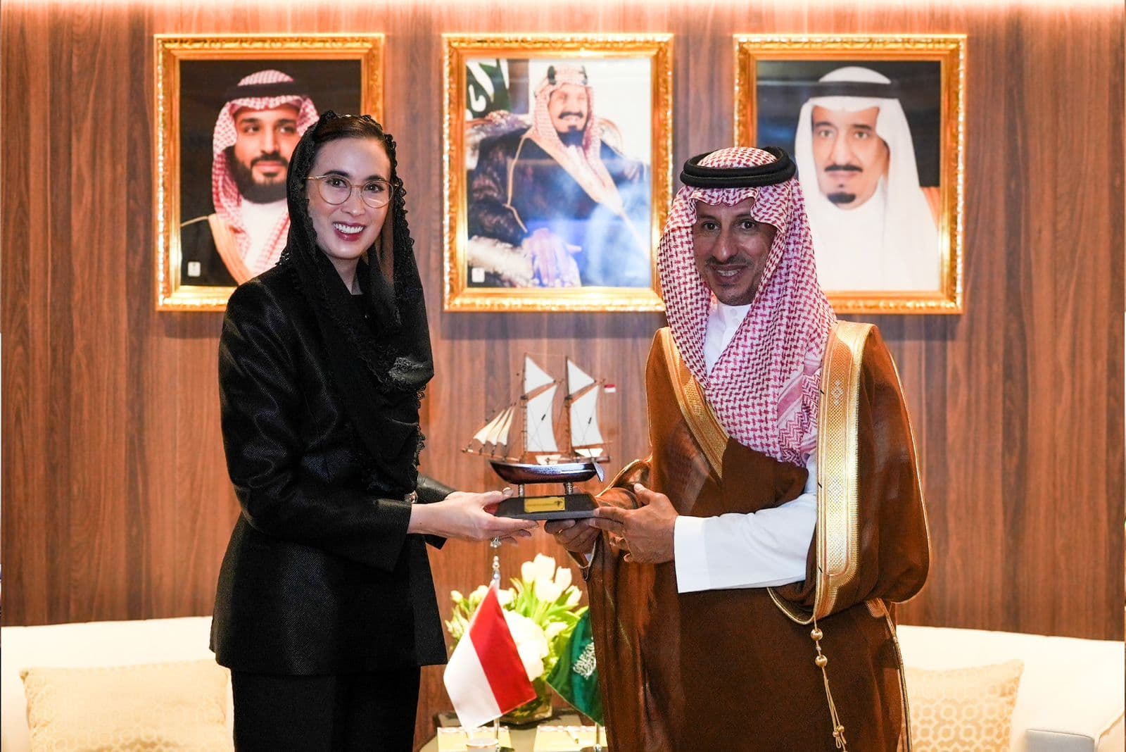 SALING MENGUNTUNGKAN: Menteri Pariwisata Indonesia, Widiyanti Putri Wardhana dan Menteri Pariwisata Kerajaan Arab Saudi, Ahmed Aqeel Al Khateeb menjalin kesepakatan.