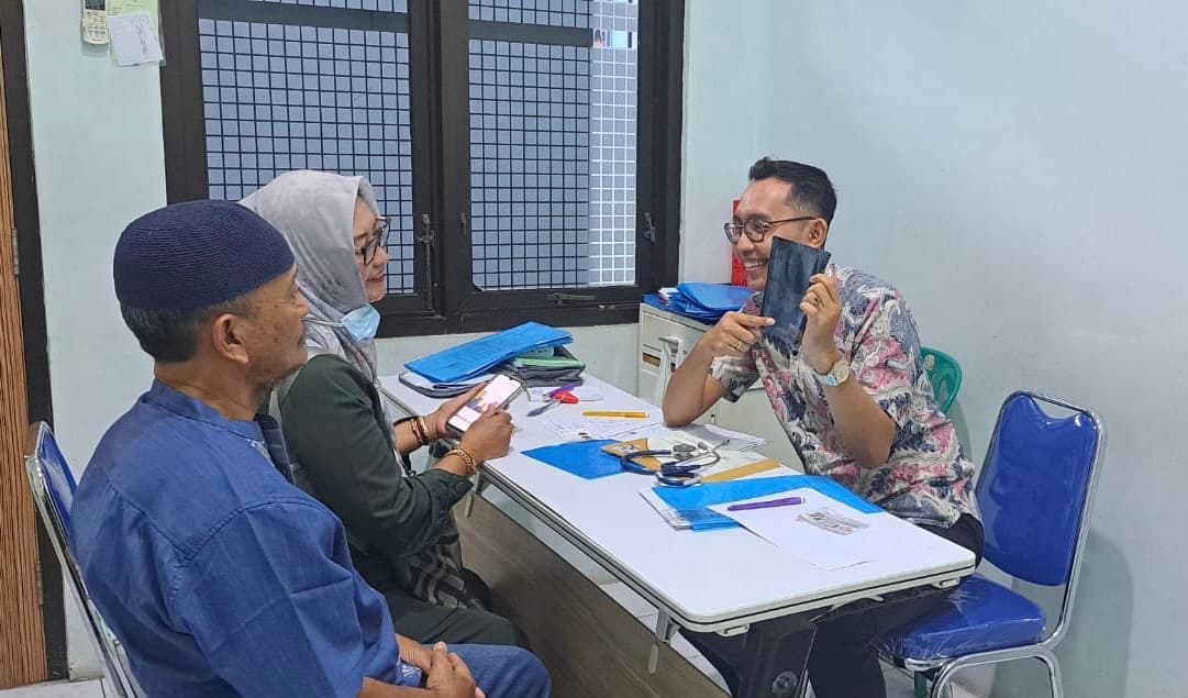 TAHAP AWAL: Tim kesehatan Puskesmas Kebomas melakukan pemeriksaan terhadap para CJH tahun 2026, kemarin (6/11).