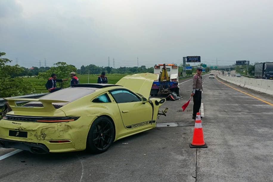 RINGSEK: Aparat kepolisian saat melakukan pengecekan dan evakuasi terhadap supercar yang terlibat kecelakaan di Jalan Tol Probolinggo-Pasuruan kemarin (16/11) siang.