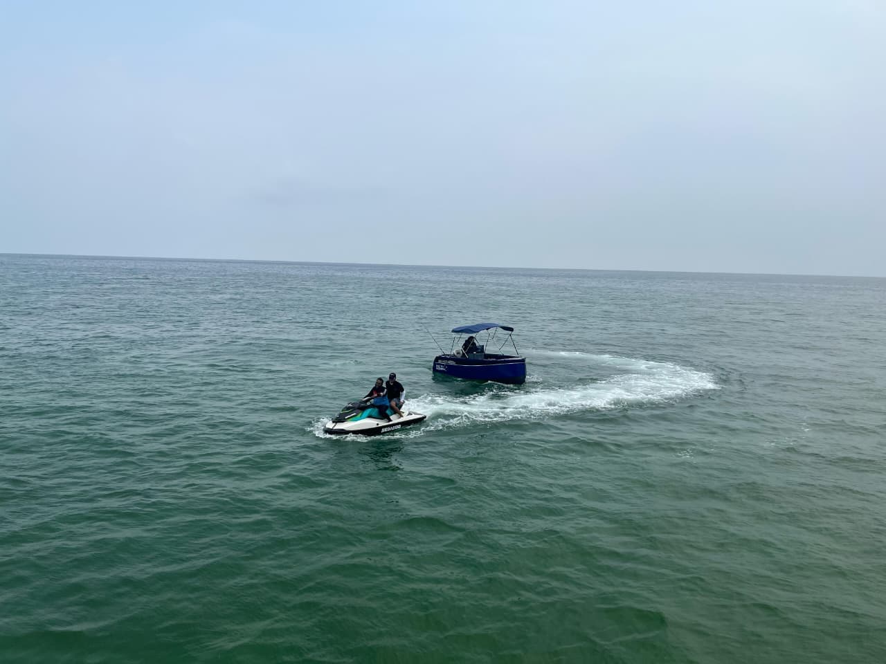 LEBIH SANTAI: Anggota berlayar menikmati panorama laut hingga Selat Bali, tepatnya di sisi selatan Teluk Hijau.