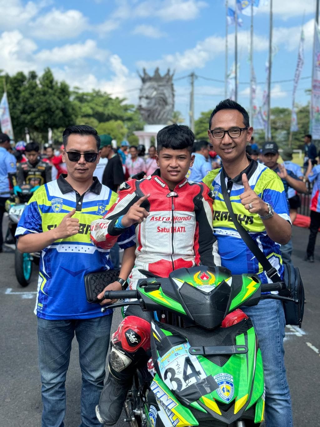 RAIH EMAS:
Ketua IMI
Surabaya Rinto
Ari Rakhmanto
(kanan)
mendampingi
atlet road race
asal Surabaya M.
Maulana
(tengah)
bersama pelatih
Gerry Salim
pada Porprov
2025 di Malang.