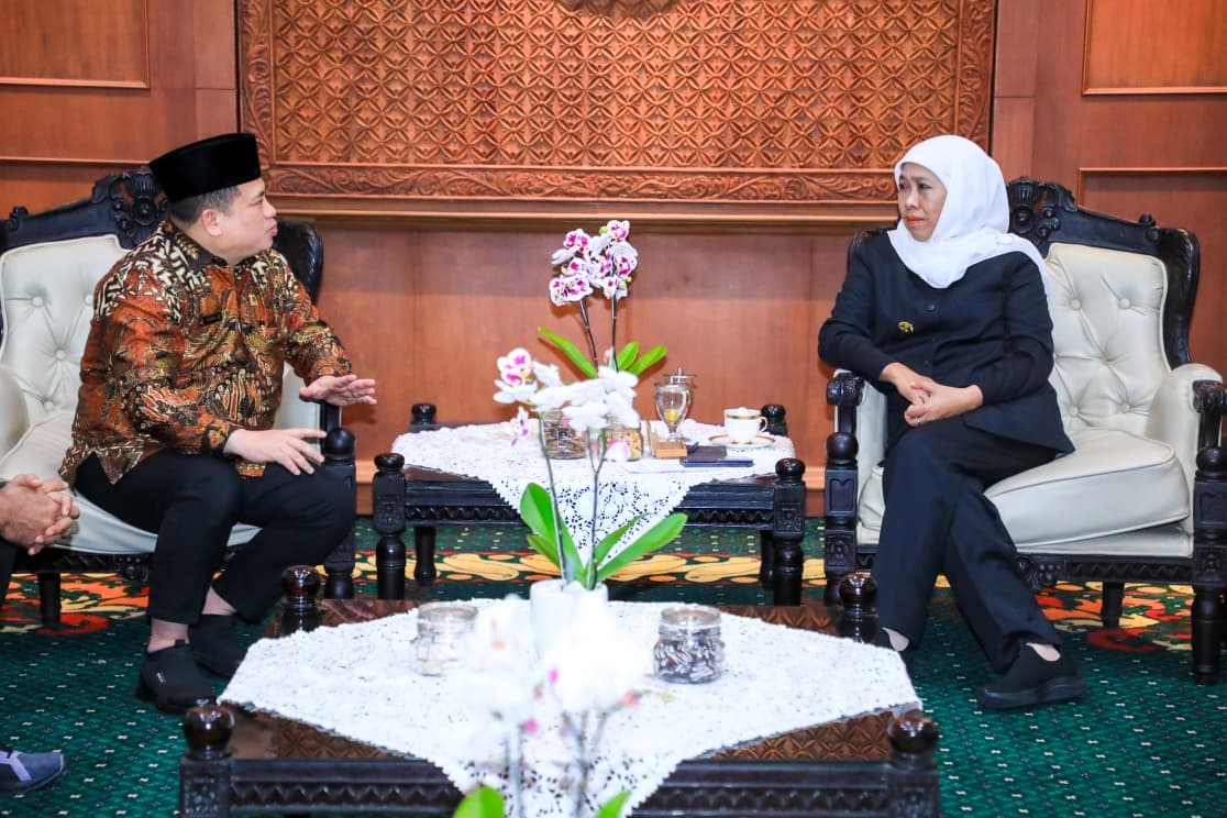 SEPAKAT KOLABORASI: Gubernur Khofifah Indar Parawansa saat bertemu dengan Kepala Kanwil BPN Jatim, Asep Heri, di Gedung Negara Grahadi, kemarin (6/11).