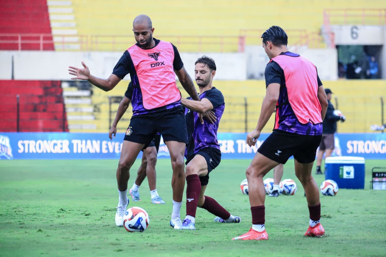 SIAP TEMPUR: Para pemain Persik Kediri antusias menyambut laga melawan Persebaya Surabaya.