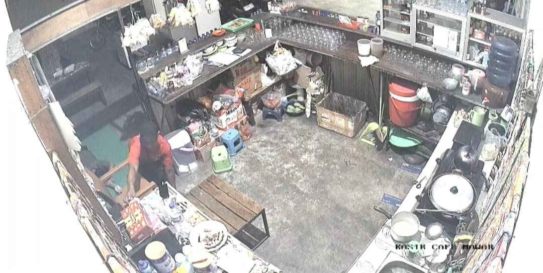 TERTANGKAP KAMERA: Di warkop di Desa Pelemwatu, Menganti, inilah Ahmadi kedapatan menggasak ponsel pengunjung. Dia akhirnya diamankan polisi.