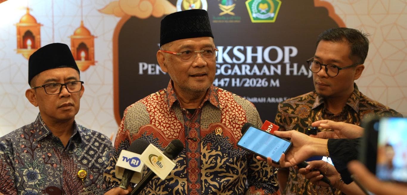 SAMPAIKAN KETERANGAN: Menhaj Mochammad Irfan Yusuf menyampaikan penjelasan tentang kuota haji 2026 saat berkunjung ke Jatim Minggu (16/11)