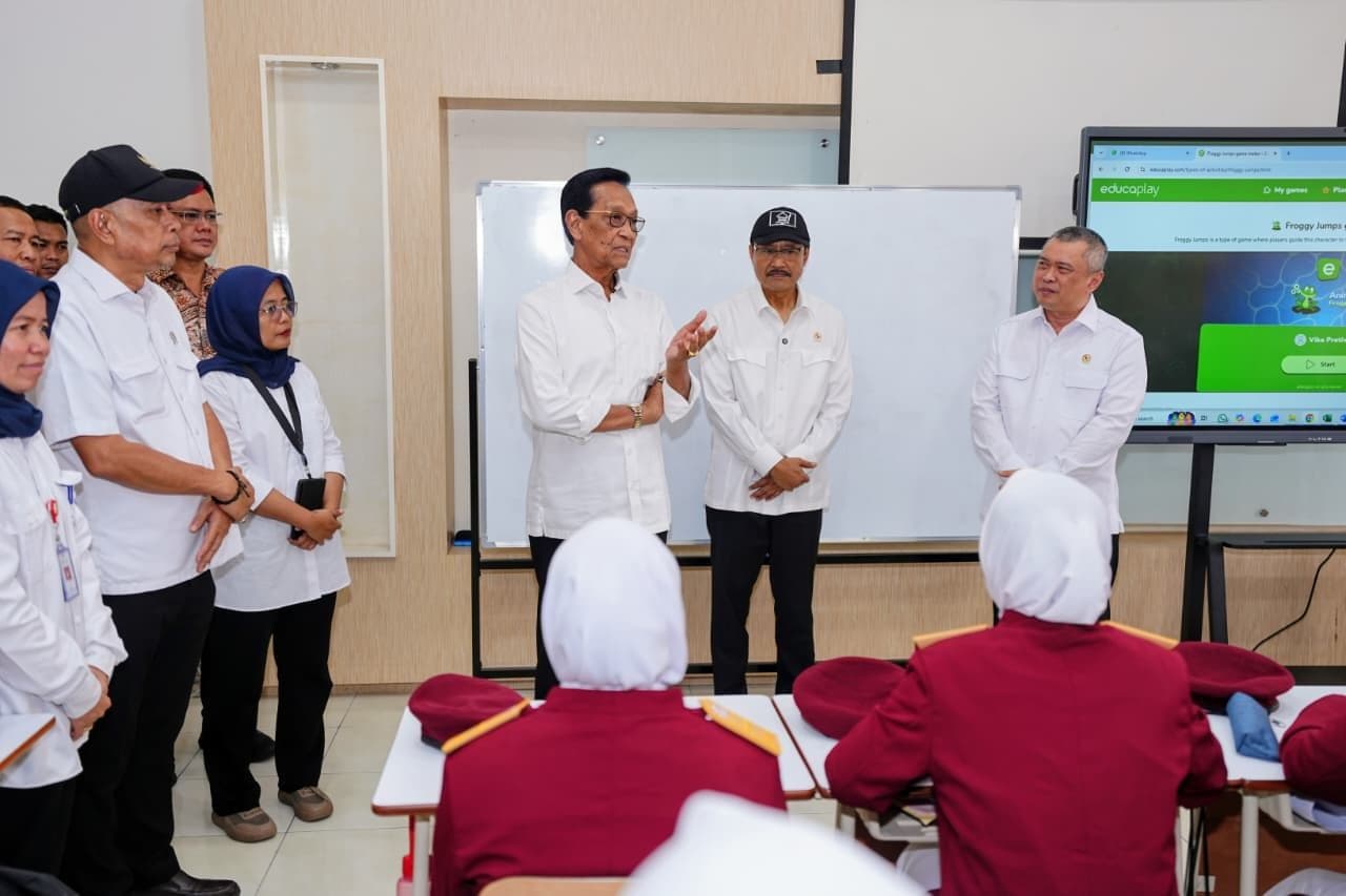 BERKOLABORASI: Dari kanan, Menhub Dudy Purwagandhi, Mensos Saifullah Yusuf, dan Gubernur DIY Sri Sultan Hamengkubuwono X berkomitmen untuk memperkuat pelayanan pendidikan di Sekolah Rakyat.