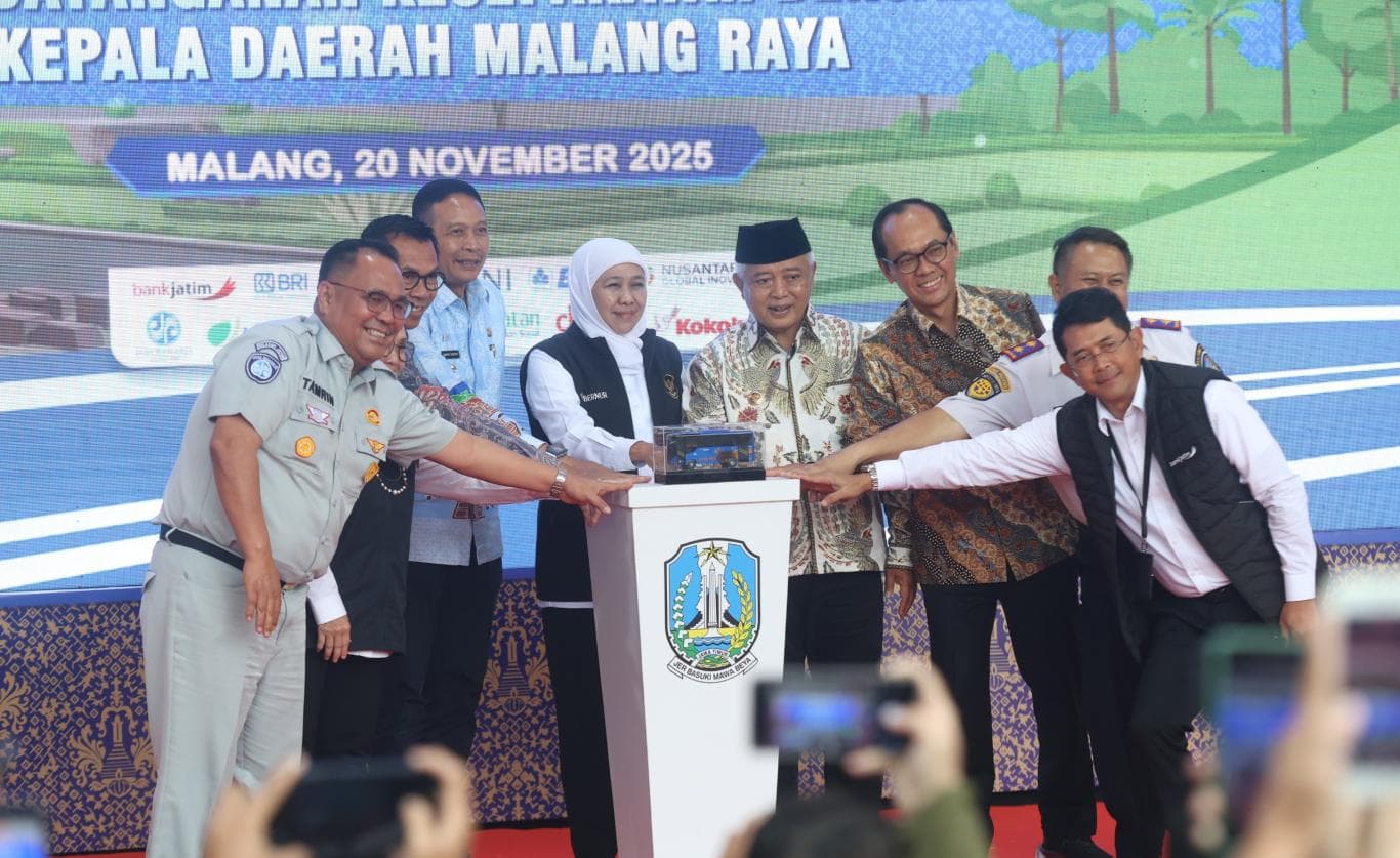 MAKIN LUAS: Gubernur Khofifah Indar Parawansa hadir langsung dalam peresmian bus Trans Jatim Malang Raya di Balai Kota Malang pada Kamis (20/11).