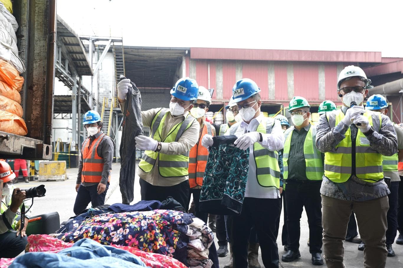CEK PAKAIAN BEKAS: Kementerian Perdagangan (Kemendag) siap memusnahkan 500 balpres pakaian bekas impor yang disita aparat di Kabupaten Bogor.