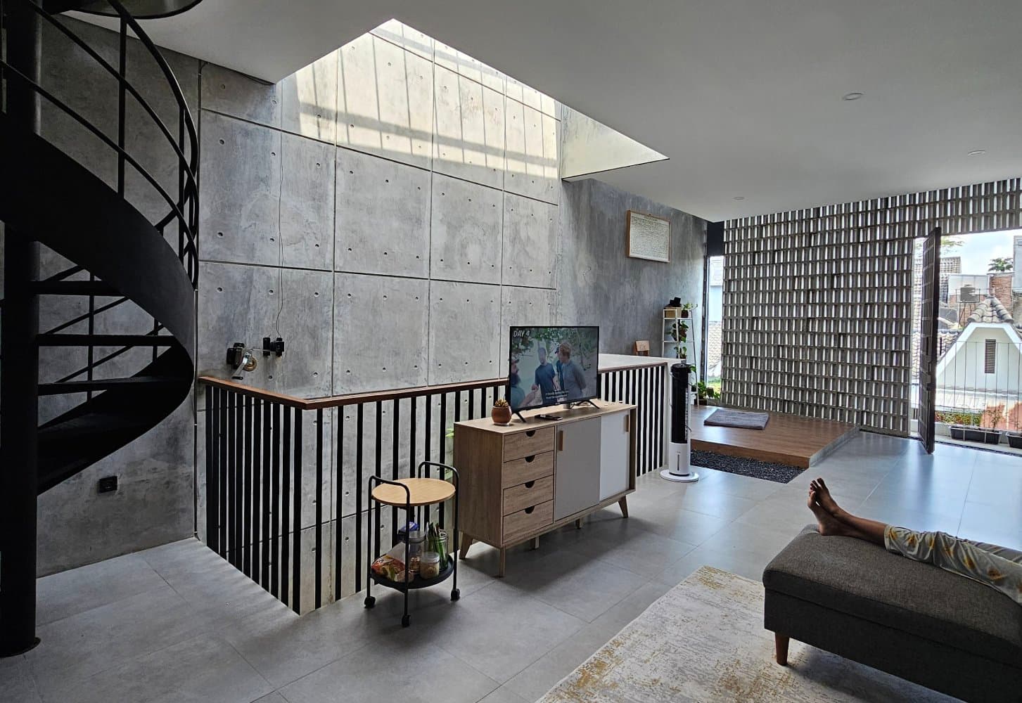 TEMPAT UNTUK SANTAI: Lantai dua menjadi area privat dengan ada tiga kamar tidur, ruang keluarga, dan balkon.