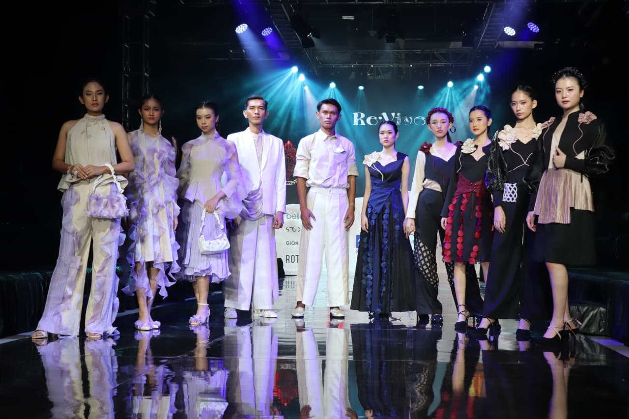 Mahasiswa FIK Ubaya Interpretasikan Identitas Budaya dalam Karya Fashion