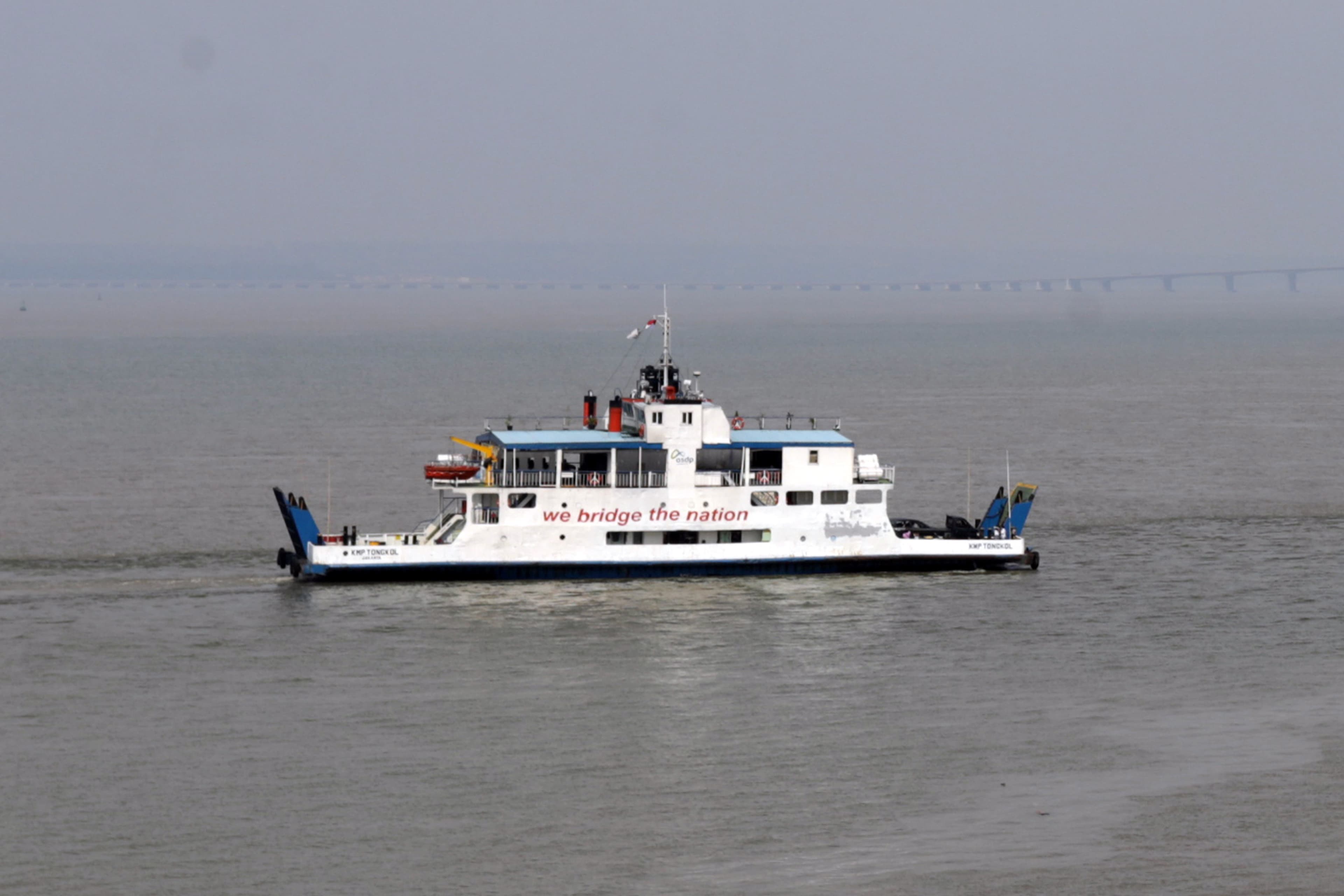 WASPADA: Aktivitas sebuah armada kapal di wilayah perairan utara Surabaya. Saat ini, seluruh armada bersiap menghadapi potensi cuaca buruk hingga awal 2026.