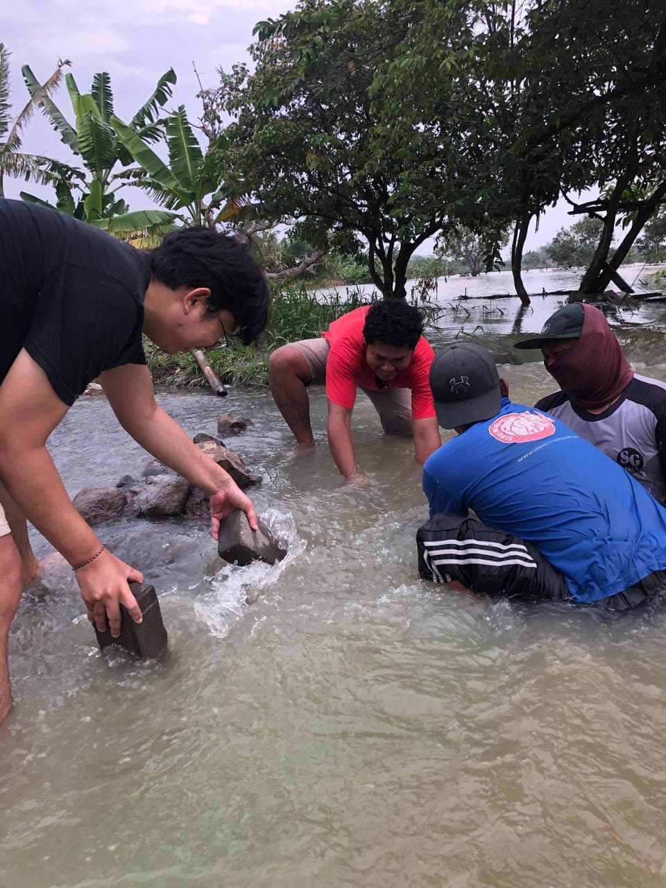BAHU MEMBAHU: Satgas bencana bersama warga bergotong royong memperbaiki tangkis anak Kali Lamong di wilayah Pranti, Menganti, yang jebol pada Kamis (20/11).