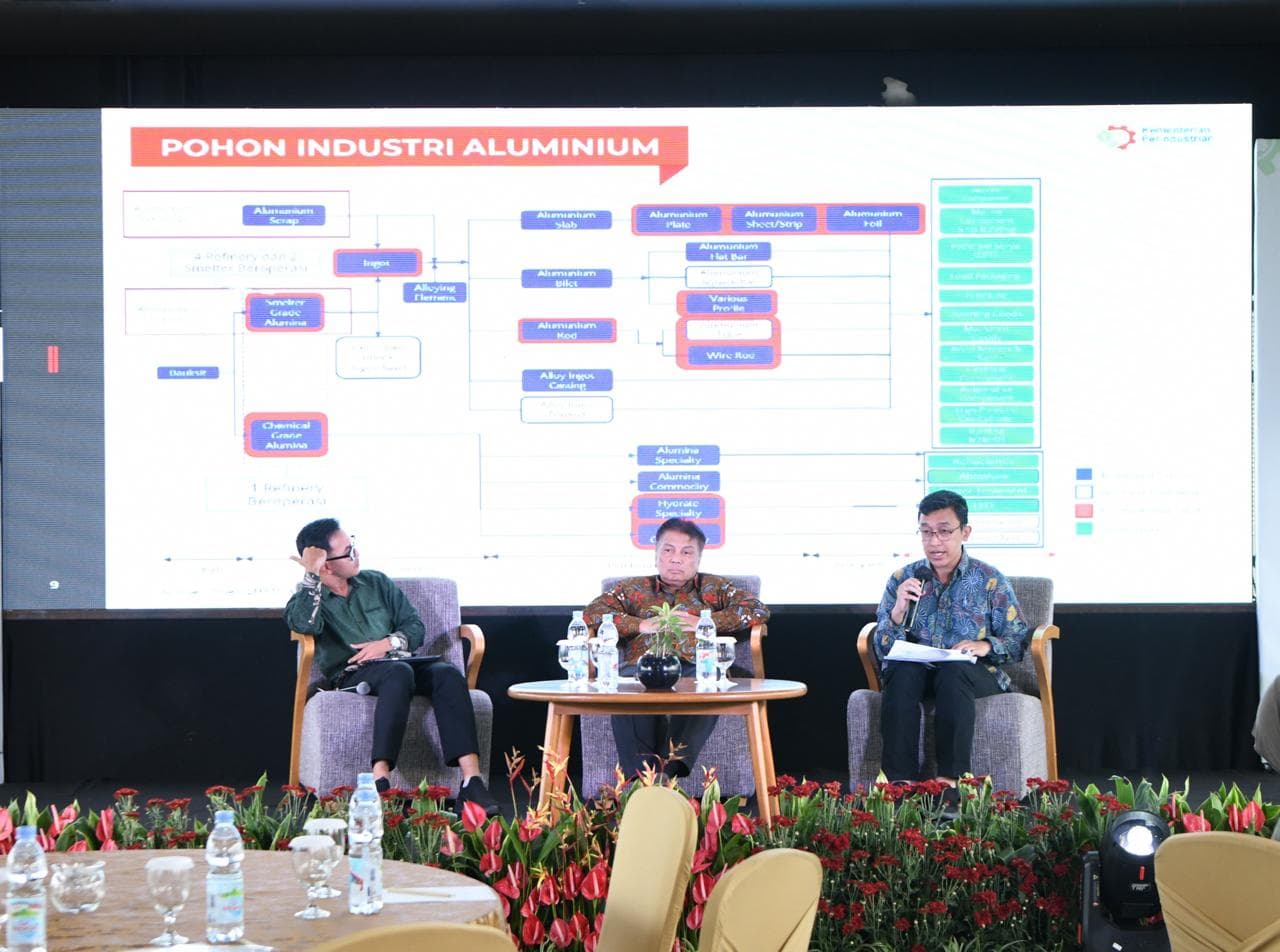 DISKUSI: Ketua Tim Kerja Industri Logam Bukan Besi Direktorat Industri Logam Yosef Danianta Kurniawan (kanan) dan Direktur Pengembangan Usaha PT Indonesia Asahan Aluminium Arif Haendra (tengah) di Bogor Jawa Barat, Jumat (14/11).
