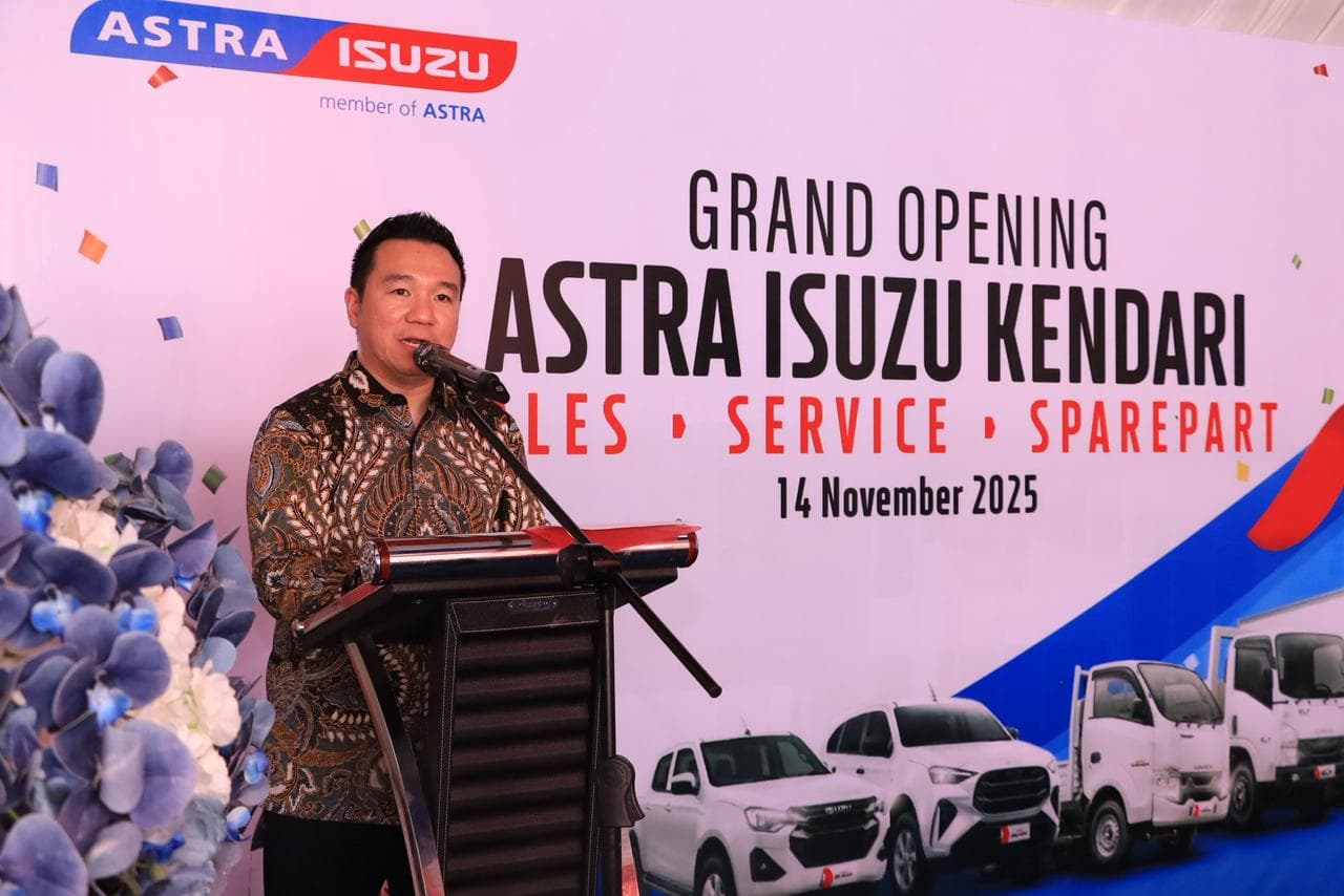 RESMI: Yohanes Pratama, Chief Executive Astra Isuzu, pada saat opening speech Grand
Opening Astra Isuzu Kendari, Sulawesi Tenggara.