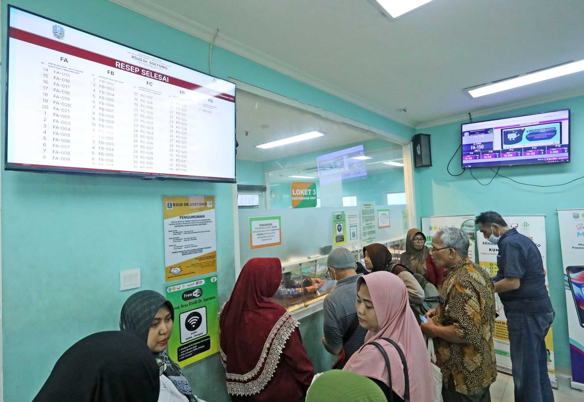 PERCEPAT ANTREAN: Pasien mengambil obat tanpa menunggu lama di RSUD dr Soetomo setelah inovasi Soetomo PharmaTrack-360 diterapkan (12/11).