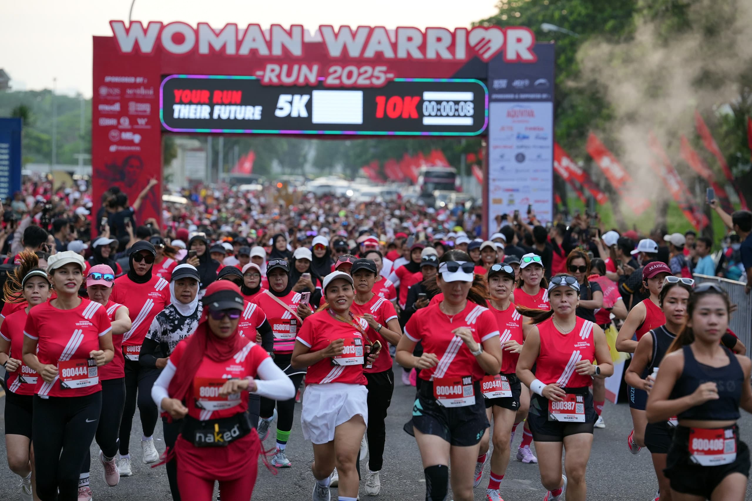 Sebanyak 3.500 pelari yang mayoritas perempuan memeriahkan Woman Warrior Run 2025 yang start di Universitas Ciputra Minggu (9/11).