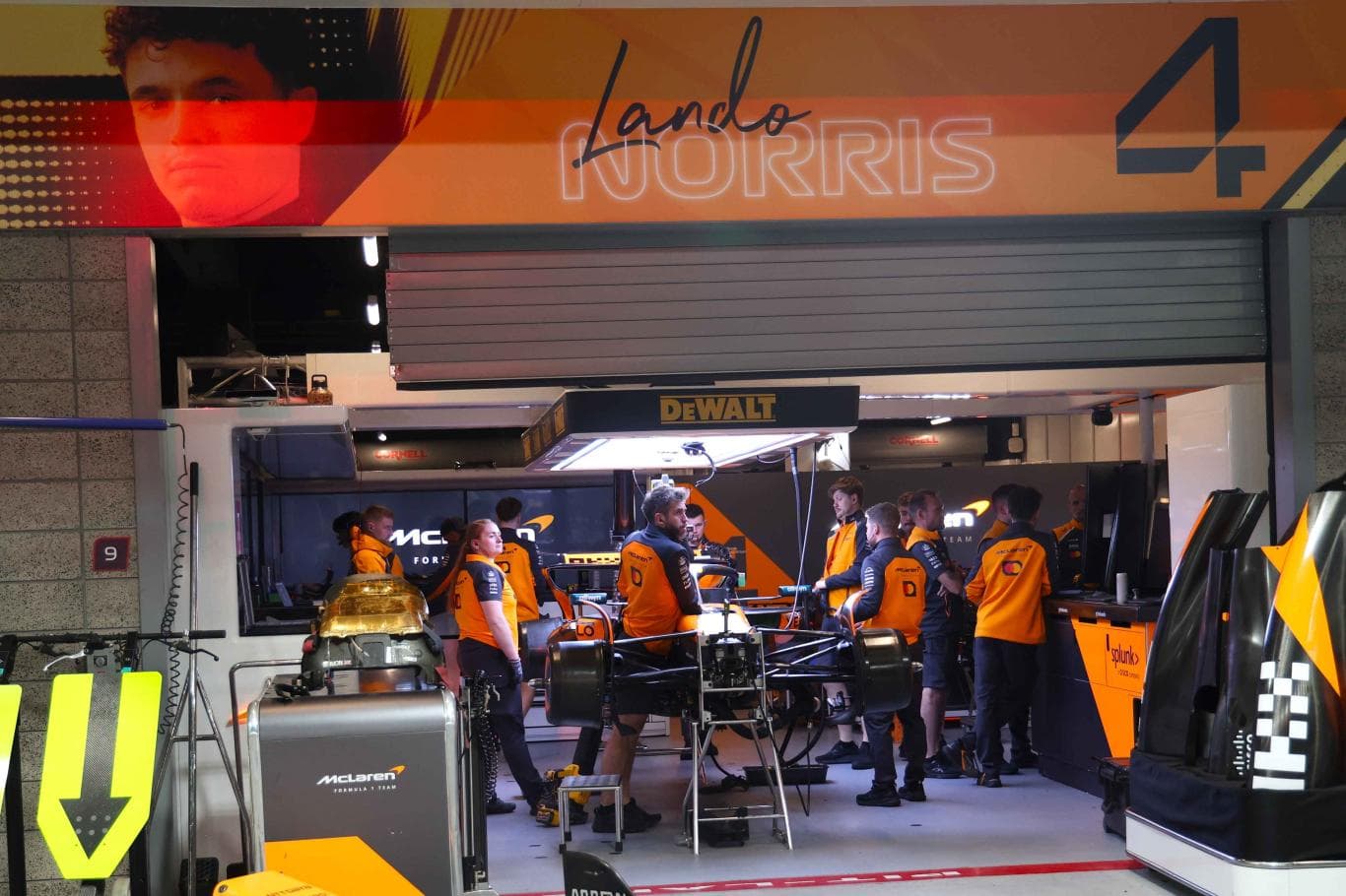 SETTING MOBIL: Suasana kesibukan tim mekanik yang menangani mobil Lando Norris di garasi McLaren kemarin (20/11).