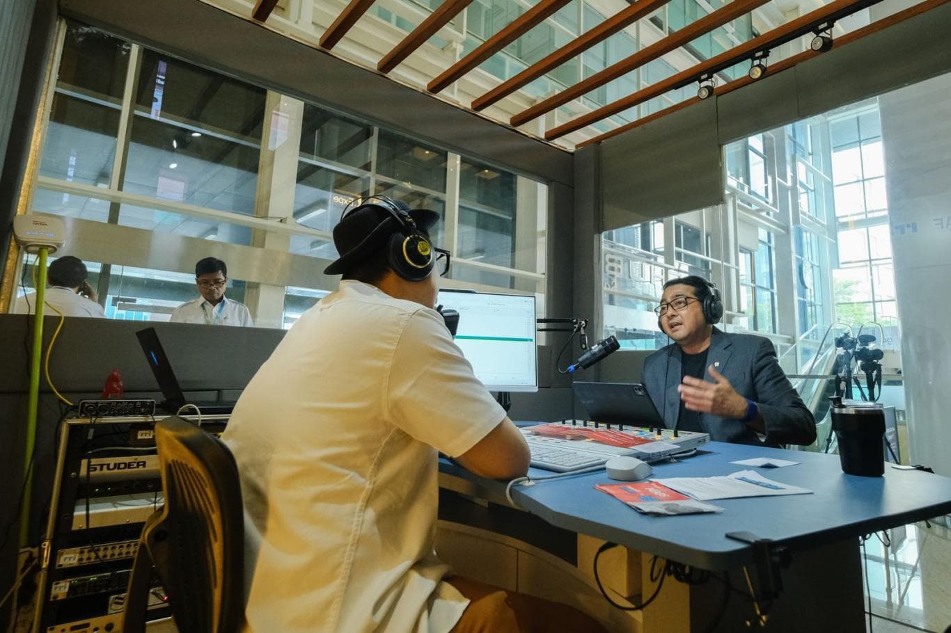 BERI DUKUNGAN: Meneri Ekraf Teuku Riefky Harsya (kanan) menyatakan radio punya peran penting dalam mendistribusikan konten kreatif.