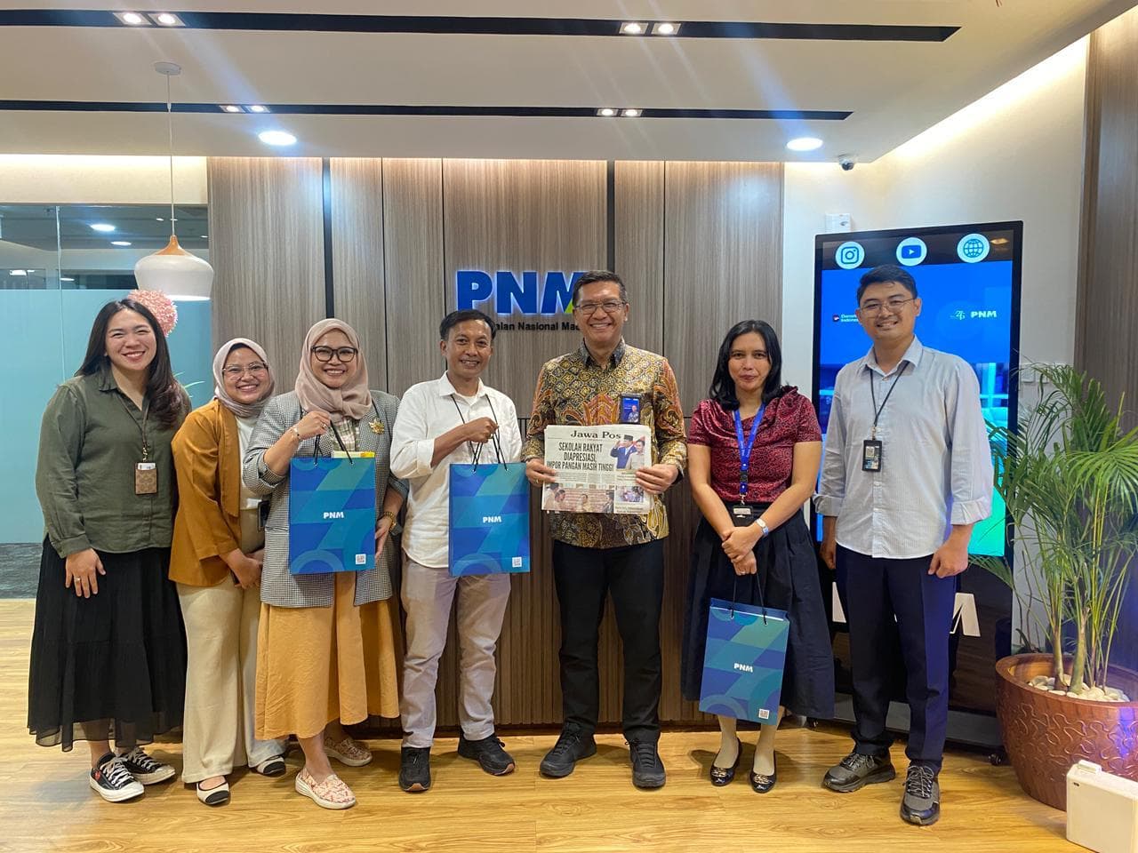 KOLABORASI: Sekretaris Perusahaan PT PNM Lalu Dodot Patria Ary (tiga dari kanan) bersama tim Jawa Pos di Menara PNM, Jakarta, Rabu (19/11)