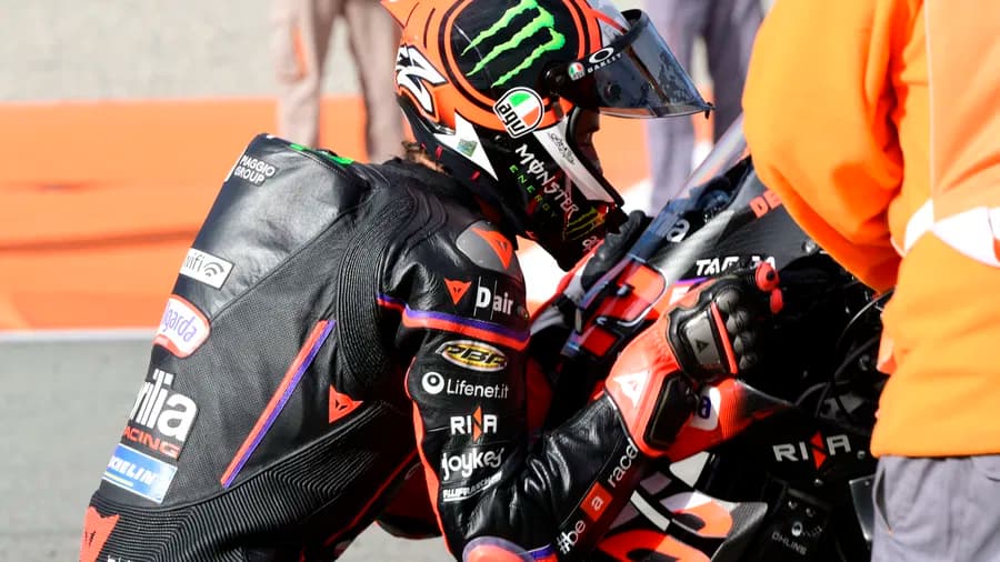 SERASA LAMARAN: Bezzecchi mencium motornya setelah berhasil menjuarai GP Valencia