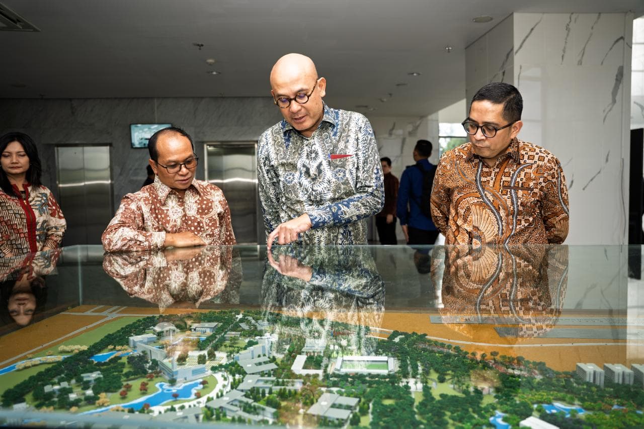 Wakil Menteri Luar Negeri (Wamenlu) Arrmanatha C. Nasir (tengah) mengamati maket kampus UIII bersama rektor UIII Prof Jamhari Makruf (kiri) di Depok (12/11).
