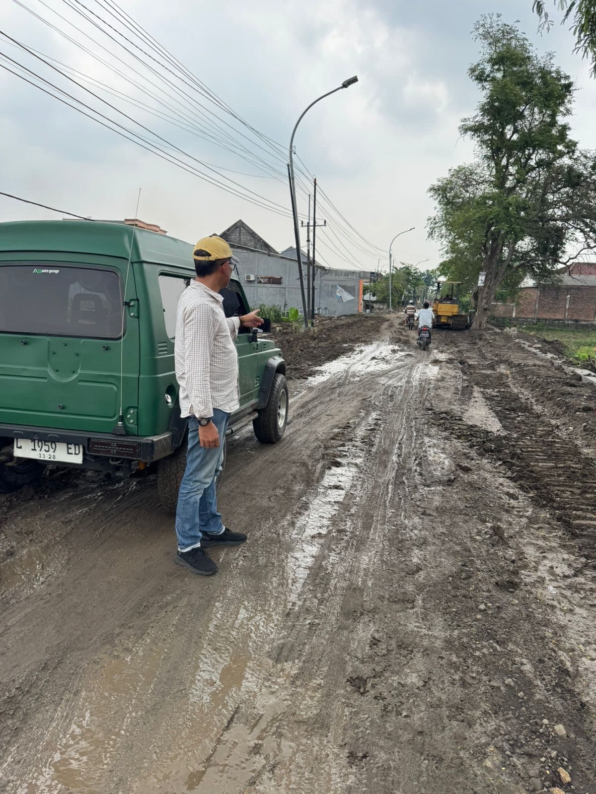 CARI SOLUSI: Wakil Ketua Komisi III DPRD Gresik Abdullah Hamdi saat memantau jalannya pekerjaan betonisasi di ruas Gluranploso–Slempit pada akhir pekan lalu.