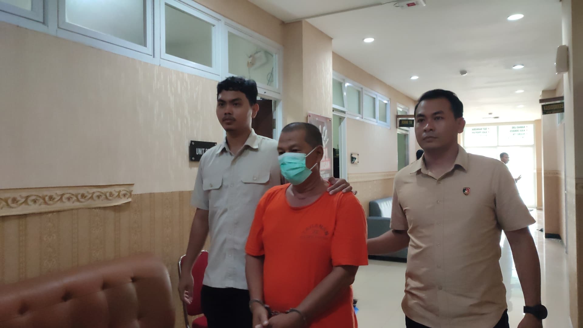 DALAM PENYIDIKAN: Tim penyidik Unit Perlindungan Perempuan dan Anak (PPA) Satreskrim Polres Gresik saat menggiring ANH menuju sel tahanan Mapolres Gresik kemarin (4/11).