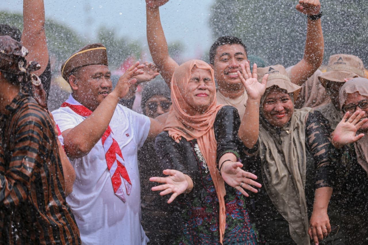 BASAH KUYUP: Saat mengikuti prosesi penyerahan SK di halaman Kantor Bupati kemarin (10/11), para PPPK Pemkab Gresik mendapat guyuran air dari mobil pemadam kebakaran.