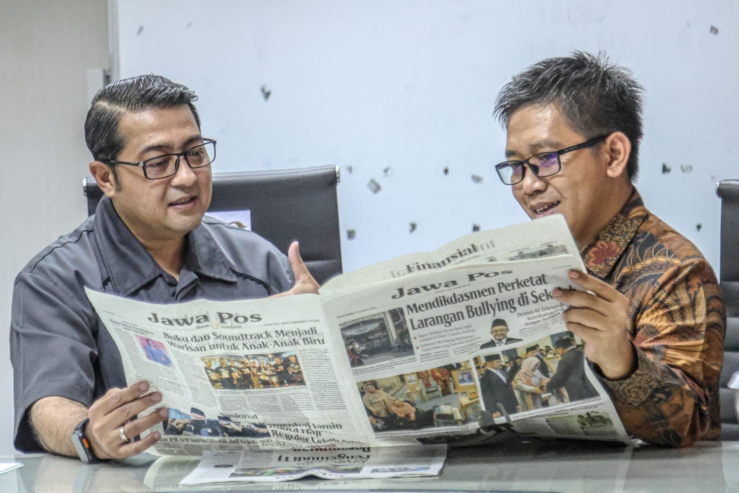 AKRAB: Menteri Ekonomi Kreatif (Menekraf) Teuku Riefky Harsya (kiri) dan Pemimpin Redaksi Jawa Pos Koran Eko Priyono menyimak berita yang tersaji di Jawa Pos