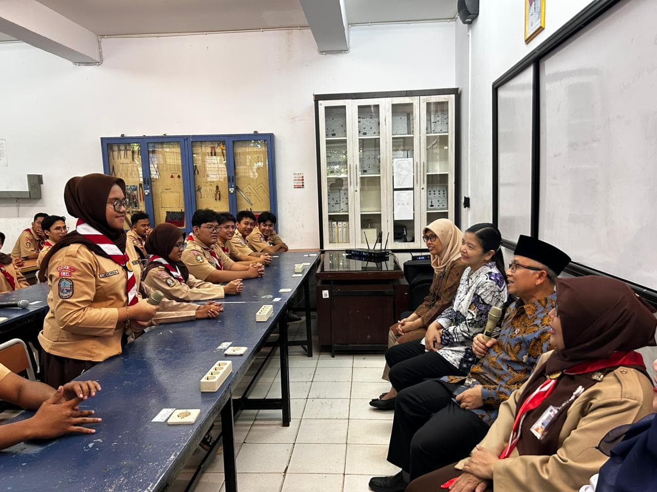 TAMPUNG KELUHAN: Atip Latipulhayat berdiskusi dengan siswa SMKN 26 Jakarta