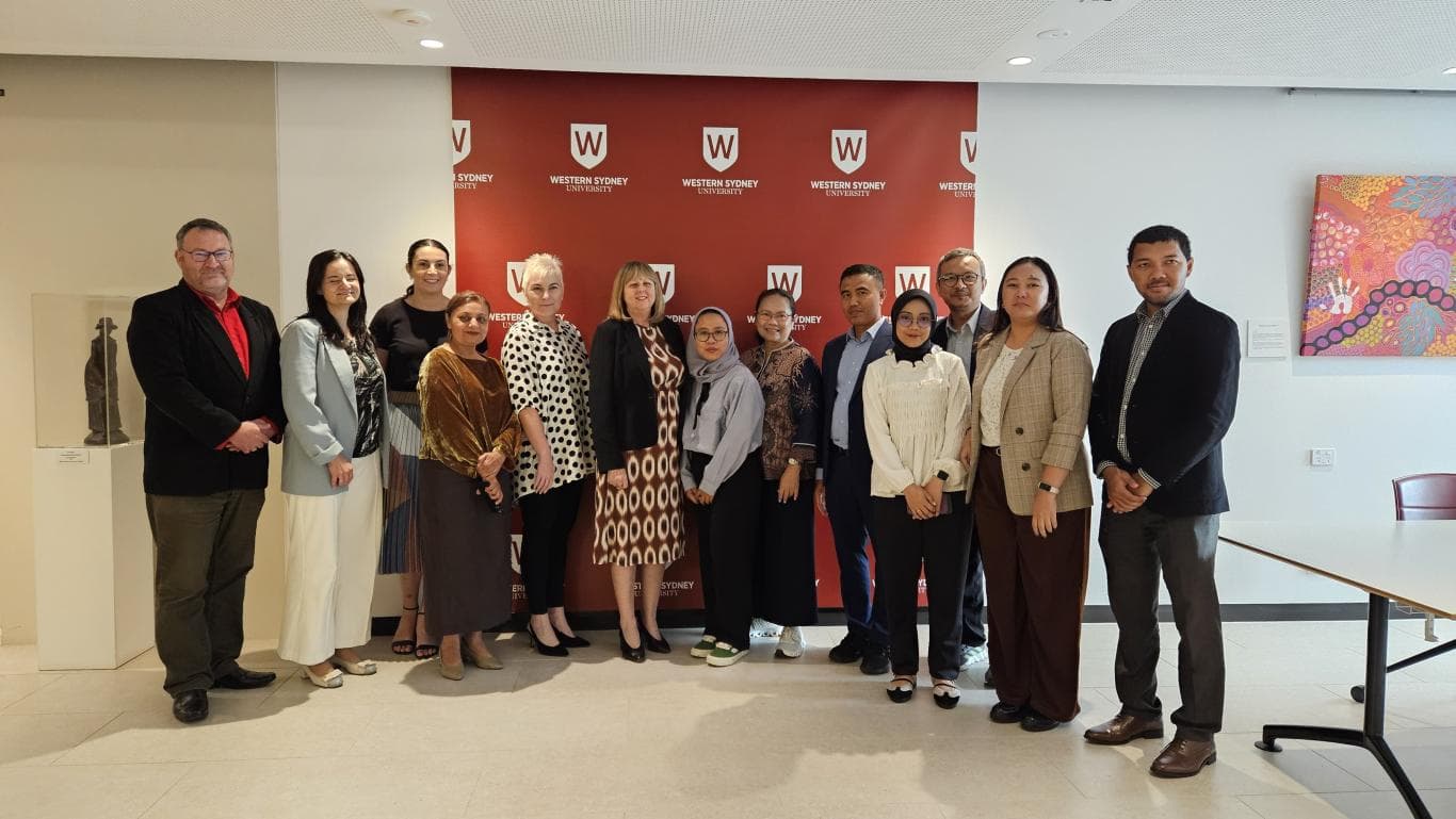 MEDIA VISIT: Wartawan Jawa Pos Zalzilatul Hikmia (tengah) di Western Sydney University, Australia.