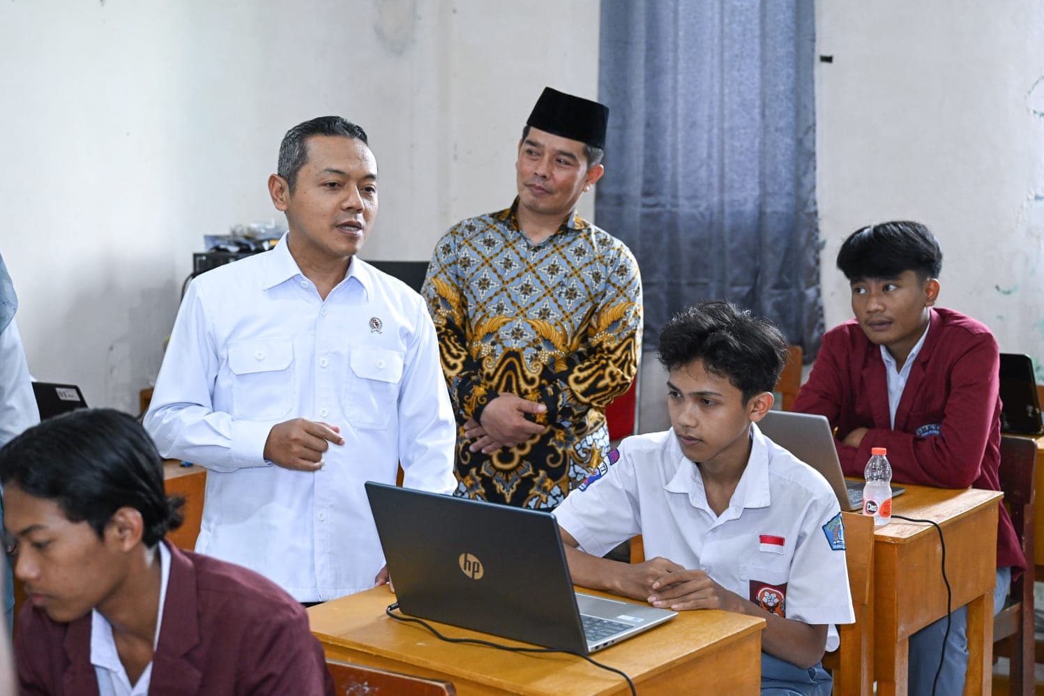 TURUN LANGSUNG - Wakil Menteri Pendidikan Dasar dan Menengah Fajar Riza Ul Haq meninjau langsung pelaksanaan TKA di SMA Negeri 1 Kota Bogor dan SMK IT Bumi Putra Cibinong, Jawa Barat
