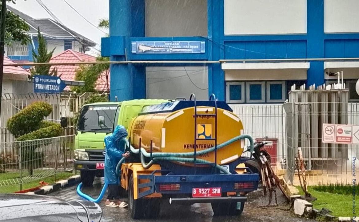 GERAK CEPAT: Kementerian PU menyiapkan suplai air bersih dan toilet portabel untuk korban bencana.