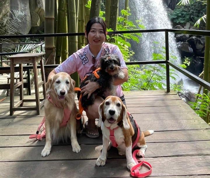 AGAR HAPPY: Sandra selalu menyempatkan waktu mengajak Goldyva, Meme, dan Sinyo bepergian.