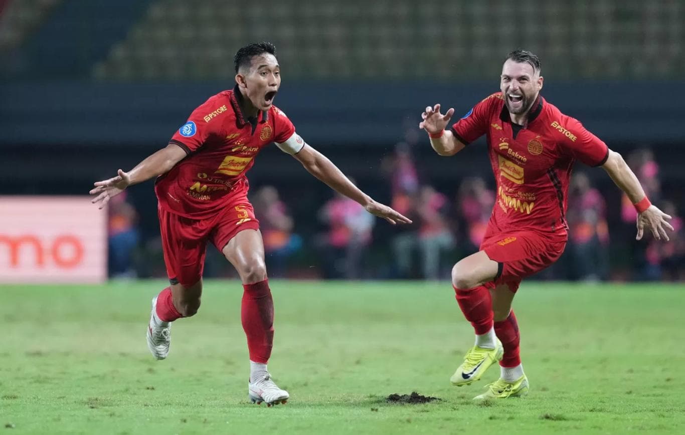 GOAL OF THE YEAR: Rizky Ridho selebrasi bersama Gustavo França setelah berhasil mencetak gol di gawang Arema FC
