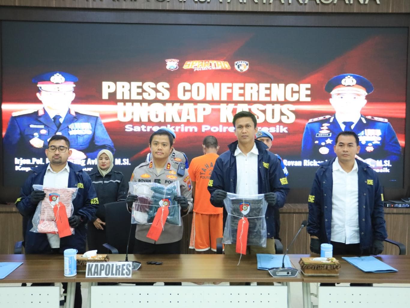 HASIL UNGKAP: Kapolres Gresik AKBP Rovan Richard Mahenu (dua dari kiri) bersama jajarannya menunjukkan barang bukti kasus asusila seorang bapak pada anak kandungnya di Mapolres.