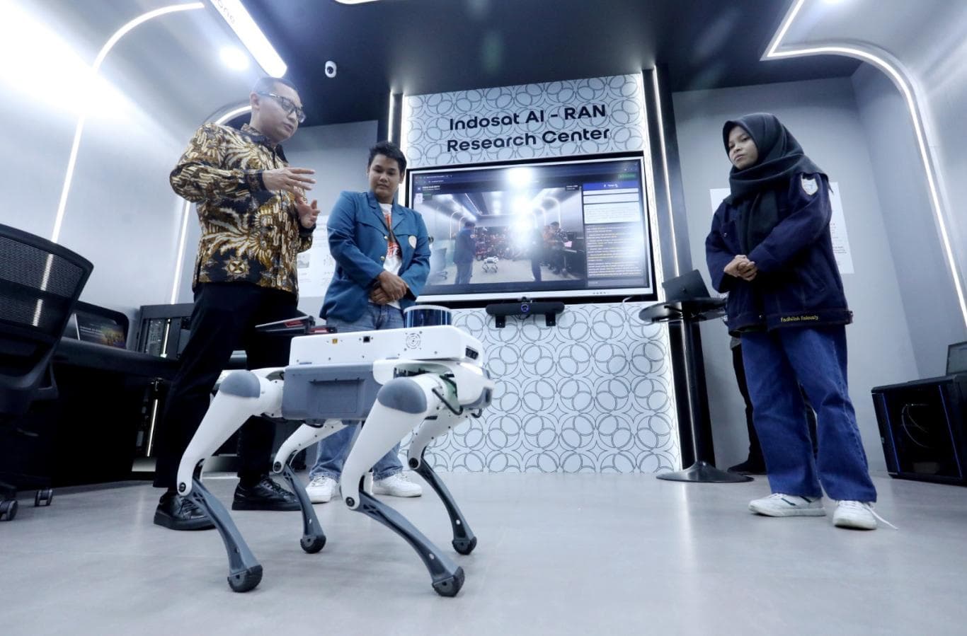 VP Head of Tech Strategy & Partnership Mgt Div Tech Strategy & Partnership Mgt Indosat Ooredoo Hutchison Irwan Radius S (kiri) di AI-RAN Research Center di kantor Indosat Kayoon, Surabaya, kemarin (12/11)