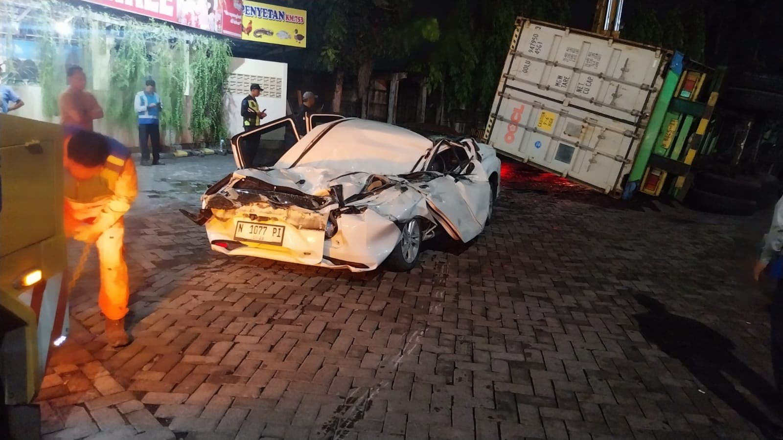 Terguling di Rest Area, Truk Kontainer Timpa Dua Mobil