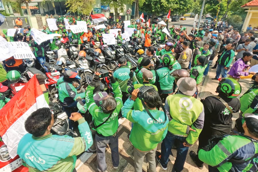 KECEWA: Para driver ojol berunjukrasa memprotes Pertamina di depan kantor DPRD Kota Pasuruan, Jawa Timur, kemarin.
