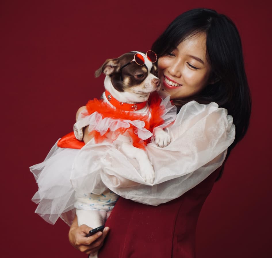 TAK MAU JAUH: Chelsy bersama Rico. Ketika di rumah, ke mana pun Chelsy pergi, Rico selalu mengikuti.