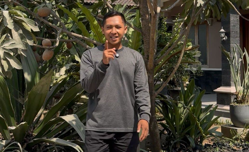 BERBUAH SETELAH LIMA TAHUN: Tunggul dengan latar belakang mamey sapote varian larito yang ditanam di halaman rumahnya.