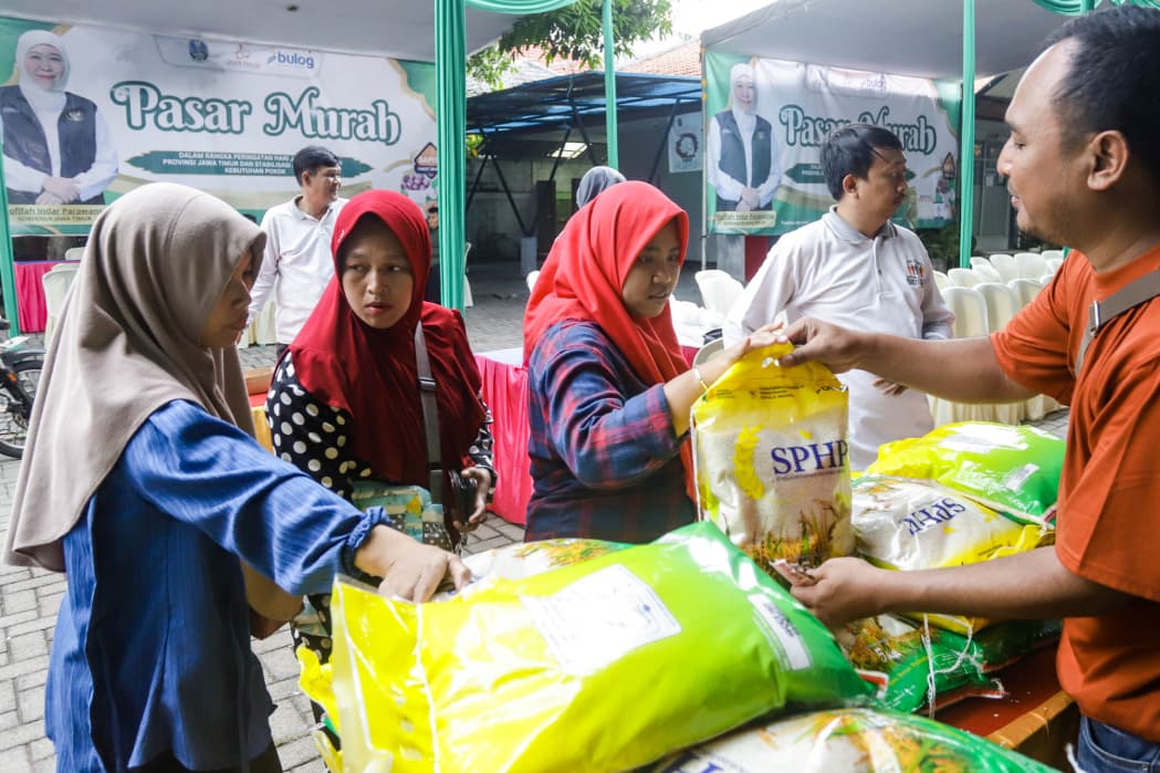 LAKU KERAS: Operasi pasar murah di kantor Kelurahan Medokan Semampir diserbu warga, Rabu (5/11). Telur, minyak, dan beras jadi sembako favorit yang diburu.