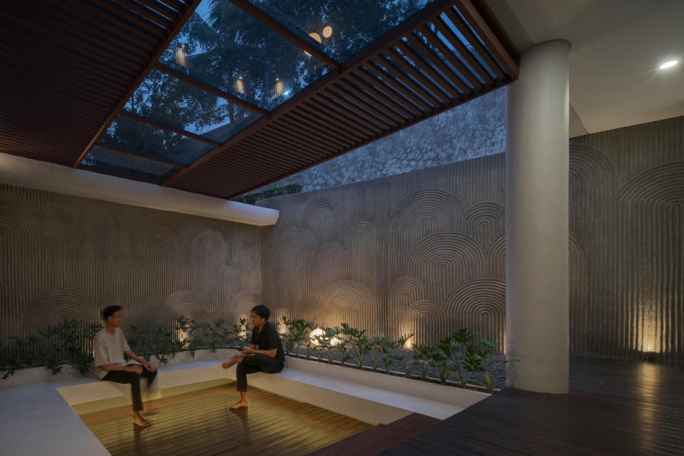FURNITUR KAYU: Area komunal didesain ala sunken sitting. Ini yang membuat ruang kumpul terasa lebih hangat dan intim karena posisi duduk lebih rendah dan mengelilingi satu titik.