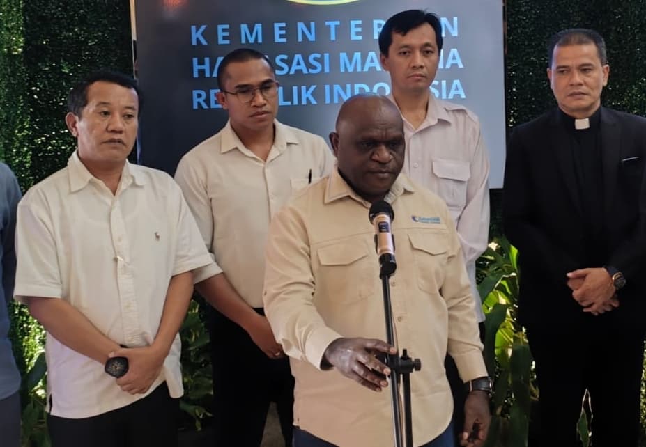 HORMATI PAHLAWAN: Natalius Pigai (tengah) memberikan keterangan di Kantor Kementerian HAM